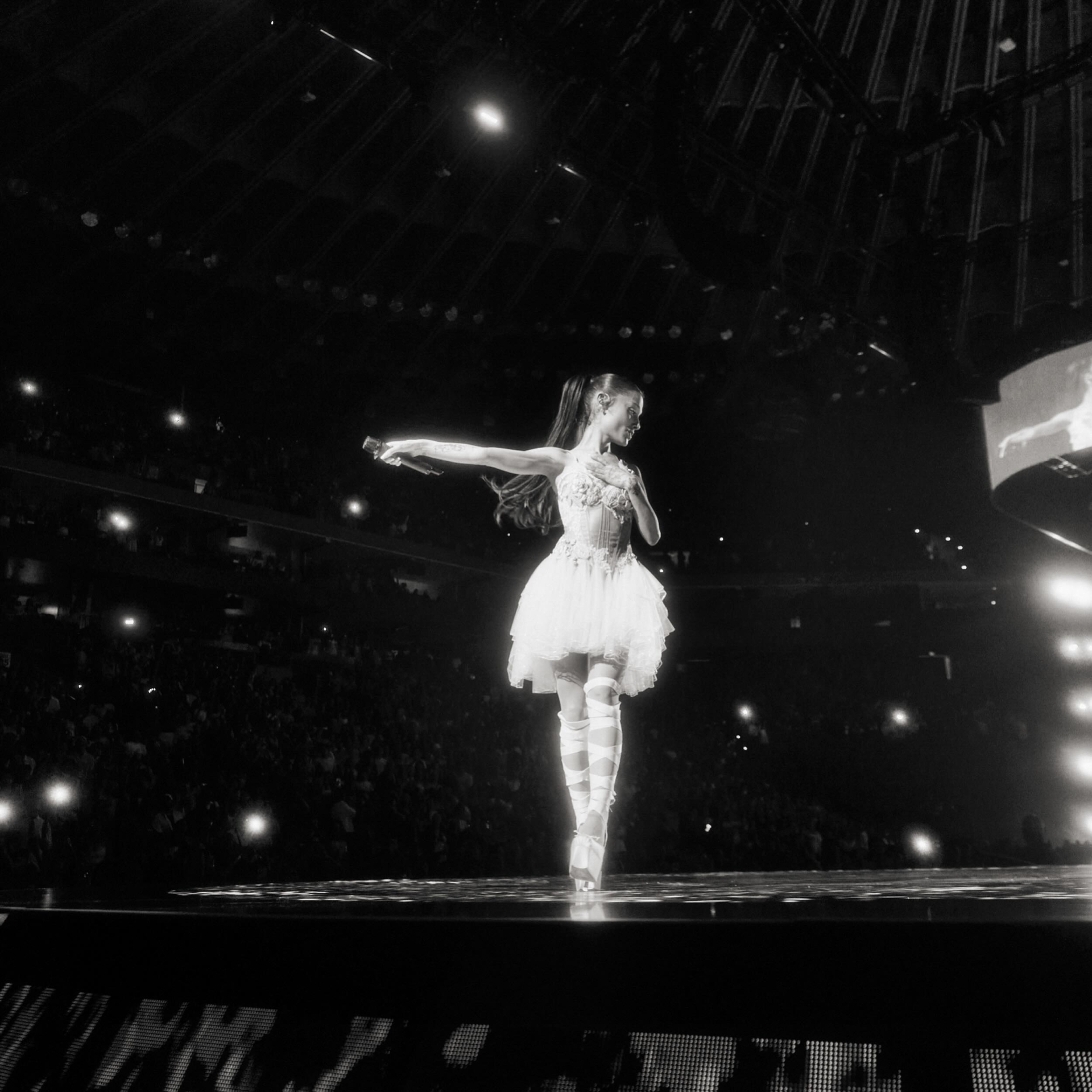Sự kh&ocirc; h&eacute;o của Ariana Grande khiến tất cả mệt nho&agrave;i- Ảnh 8.