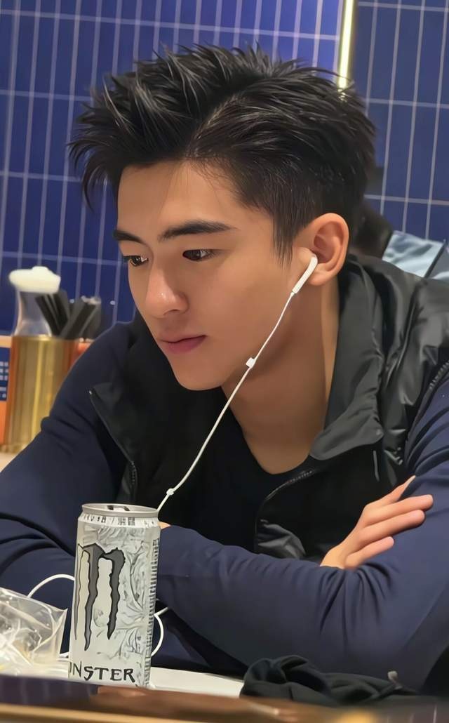 Con trai 19 tuổi nh&agrave; Trương B&aacute; Chi - Tạ Đ&igrave;nh Phong cao 1,80m, "trổ m&atilde;" so&aacute;i ca - Ảnh 4.