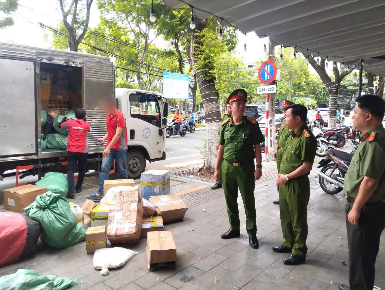 60 cán bộ, chiến sĩ đồng loạt ra quân kiểm tra 86 shipper lúc 6 giờ sáng- Ảnh 2.