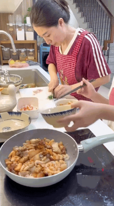Mẹ đảm H&agrave; Nội dạy con trai v&agrave;o bếp nấu ăn suốt 1 th&aacute;ng h&egrave;: Nh&igrave;n m&acirc;m cơm b&eacute; l&agrave;m, c&aacute;c mẹ thi nhau v&agrave;o nhận "con rể" - Ảnh 1.