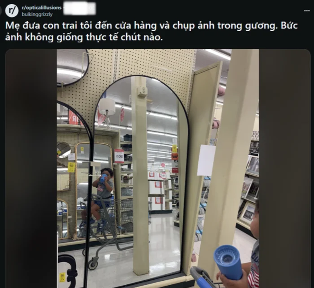 Chụp ch&aacute;u trai khi đi si&ecirc;u thị, b&agrave; ngoại ph&aacute;t hiện điều "nổi da g&agrave;" sau khi xem lại ảnh - Ảnh 1.