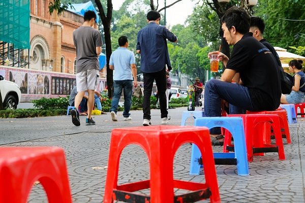 V&igrave; sao kh&aacute;ch T&acirc;y đến Việt Nam lại m&ecirc; ngồi ghế nhựa?- Ảnh 5.