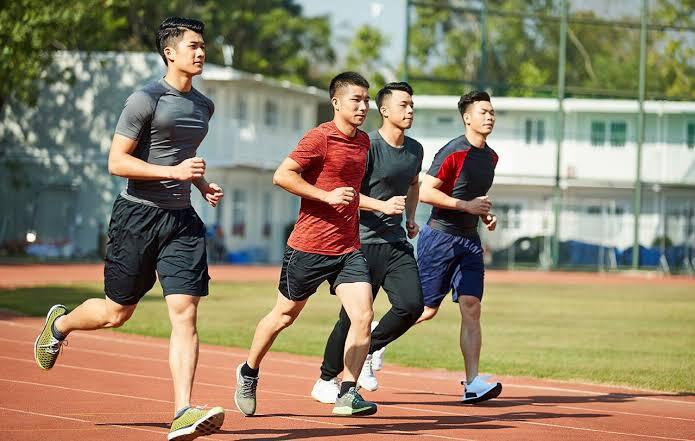 Nằm "c&agrave;y" điện thoại hơn 5 tiếng mỗi ng&agrave;y, nam sinh bỗng kh&ocirc;ng thể đi lại: B&aacute;c sĩ cảnh b&aacute;o 3 dấu hiệu kh&ocirc;ng được bỏ qua - Ảnh 3.