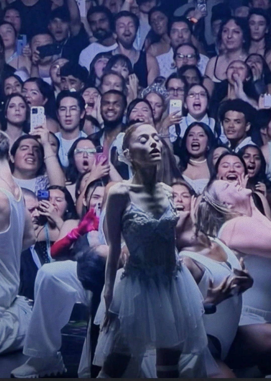 Sự kh&ocirc; h&eacute;o của Ariana Grande khiến tất cả mệt nho&agrave;i- Ảnh 1.