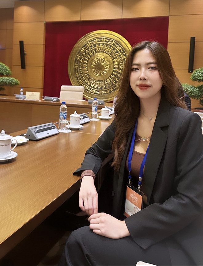 Học sinh giỏi Quốc gia 1 ng&agrave;y sống 2 cuộc đời: S&aacute;ng tốt nghiệp đại học ở London, chiều catwalk "sập s&agrave;n", động lực giảm c&acirc;n l&agrave; BTS- Ảnh 4.