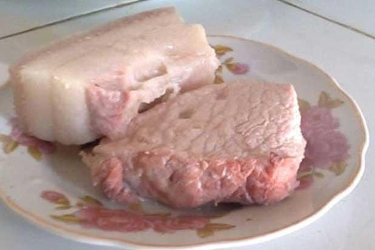 Luộc thịt m&atilde;i vẫn hồng, c&oacute; phải nguồn nước bẩn? Chuy&ecirc;n gia n&oacute;i điều &iacute;t người biết - Ảnh 1.