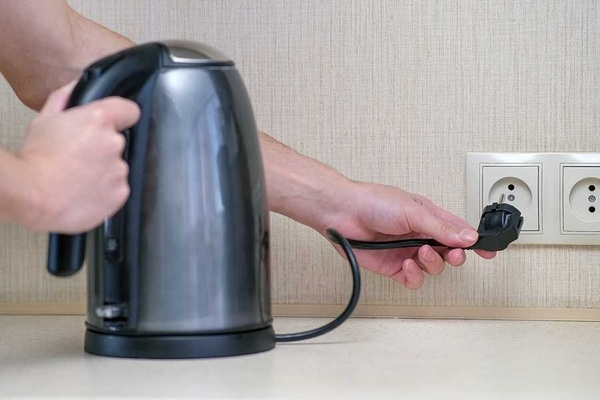 Lời khuy&ecirc;n cho những người kh&ocirc;ng r&uacute;t điện ấm si&ecirc;u tốc trước khi ngủ- Ảnh 1.