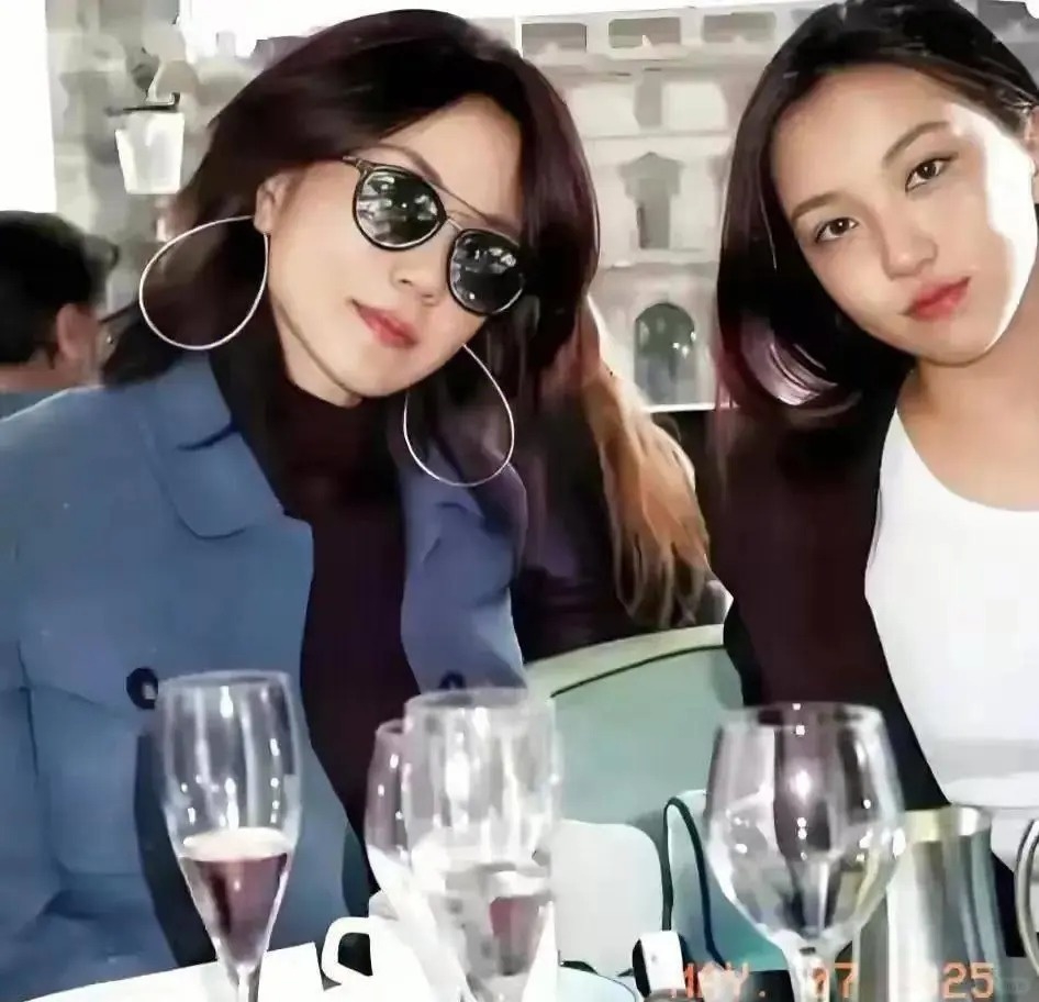 Kh&ocirc;ng ai tin đ&acirc;y l&agrave; con g&aacute;i Vương Phi - L&yacute; &Aacute; Bằng sau 4 lần phẫu thuật hở h&agrave;m ếch, d&iacute;nh ồn &agrave;o ti&ecirc;u 400 triệu trong 2 tiếng- Ảnh 6.