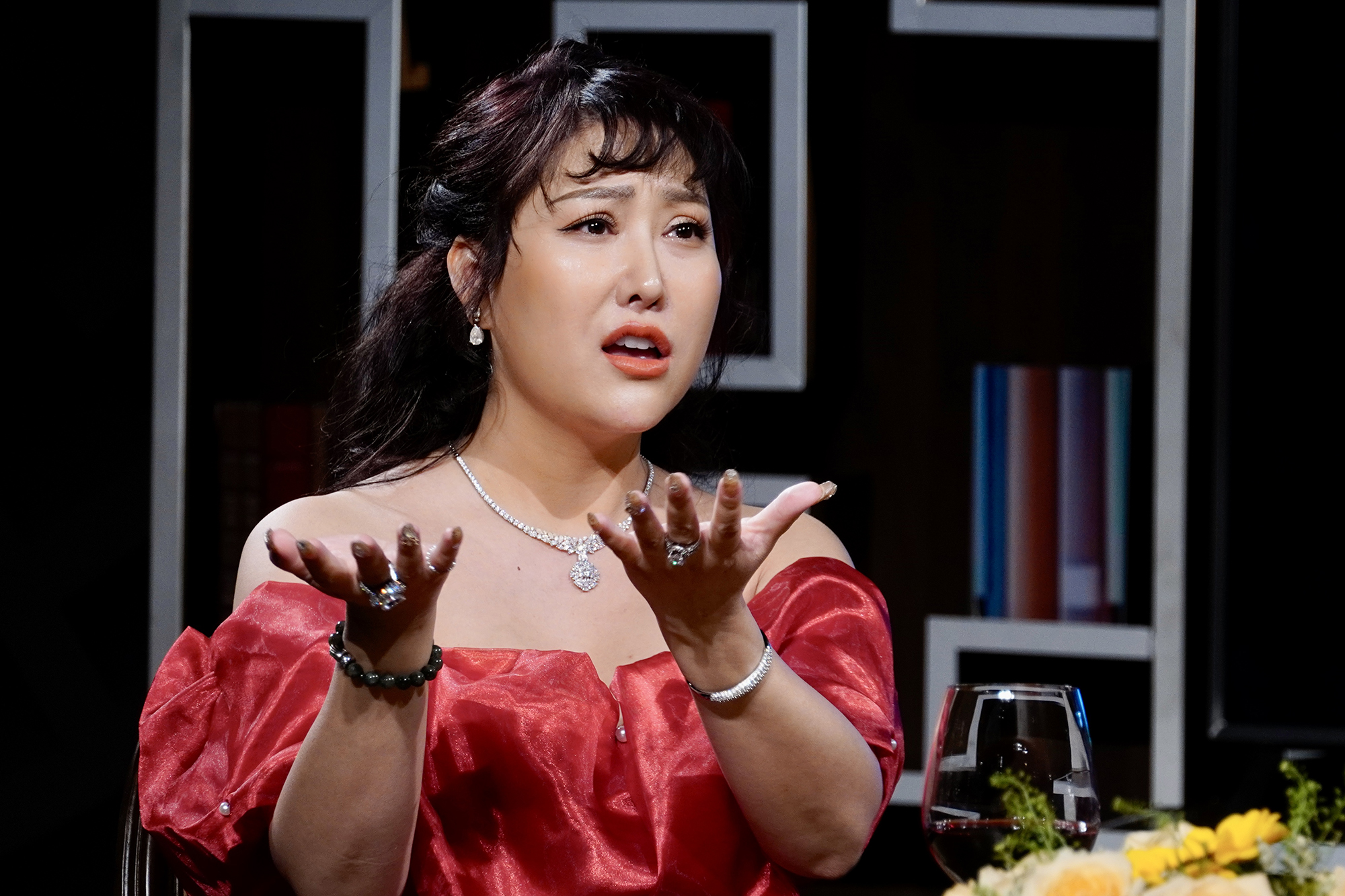 Mẹ đơn th&acirc;n l&agrave; Ph&oacute; viện trưởng được đại gia miền T&acirc;y U60 y&ecirc;u say đắm: Chiều chuộng như "c&ocirc;ng ch&uacute;a", đưa về qu&ecirc; ra mắt gia đ&igrave;nh - Ảnh 4.