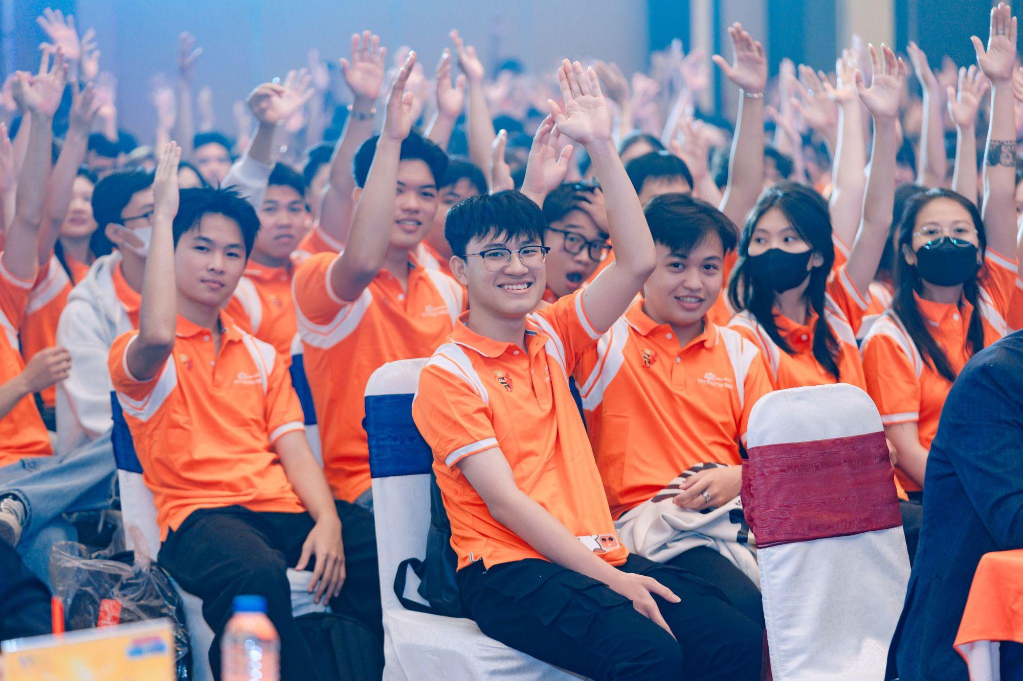 Da LAB, Dangrangto cùng dàn sao Esports xuất hiện tại buổi lễ định hướng của FPT Polytechnic - Ảnh 1.