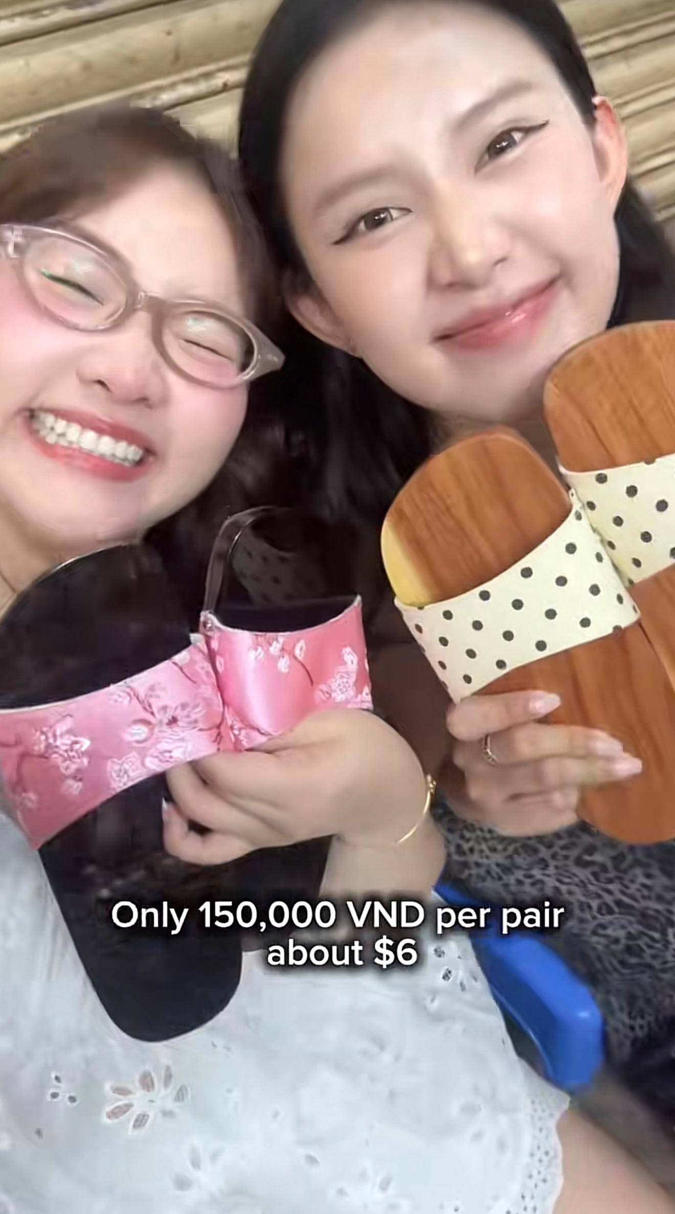 V&igrave; sao kh&aacute;ch T&acirc;y lại th&iacute;ch đi guốc mộc Việt Nam?- Ảnh 6.