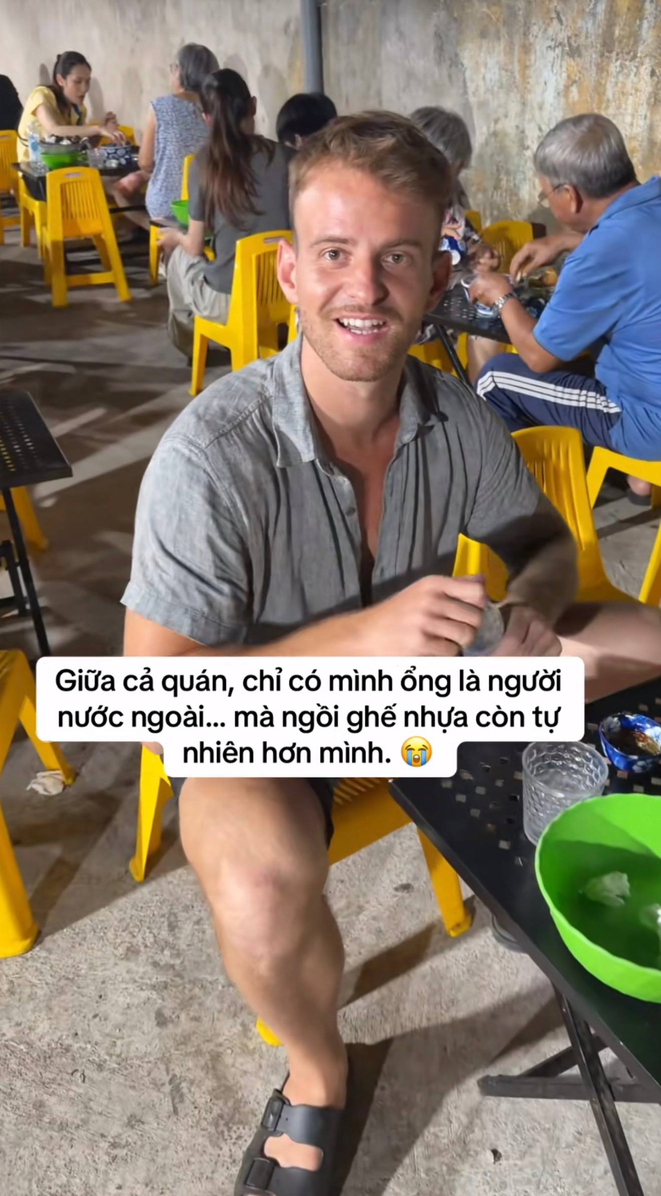 V&igrave; sao kh&aacute;ch T&acirc;y đến Việt Nam lại m&ecirc; ngồi ghế nhựa?- Ảnh 7.