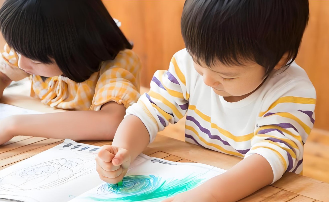 Nhiều cha mẹ cứ tưởng con m&igrave;nh k&eacute;m th&ocirc;ng minh, h&oacute;a ra l&agrave; v&igrave; ngay từ đầu đ&atilde; hướng dẫn con học theo c&aacute;ch "ngược đời" như n&agrave;y!- Ảnh 1.