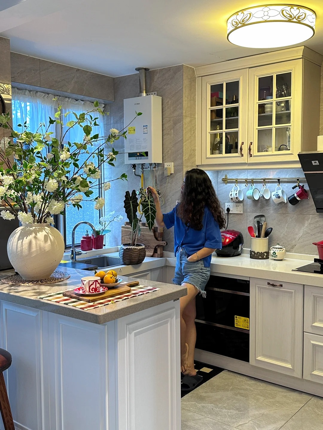 Chi hơn 1 tỷ decor bếp: Hội 30s muốn &ldquo;sống&rdquo; trong bếp chứ kh&ocirc;ng chỉ &ldquo;nấu ăn&rdquo; - Ảnh 1.