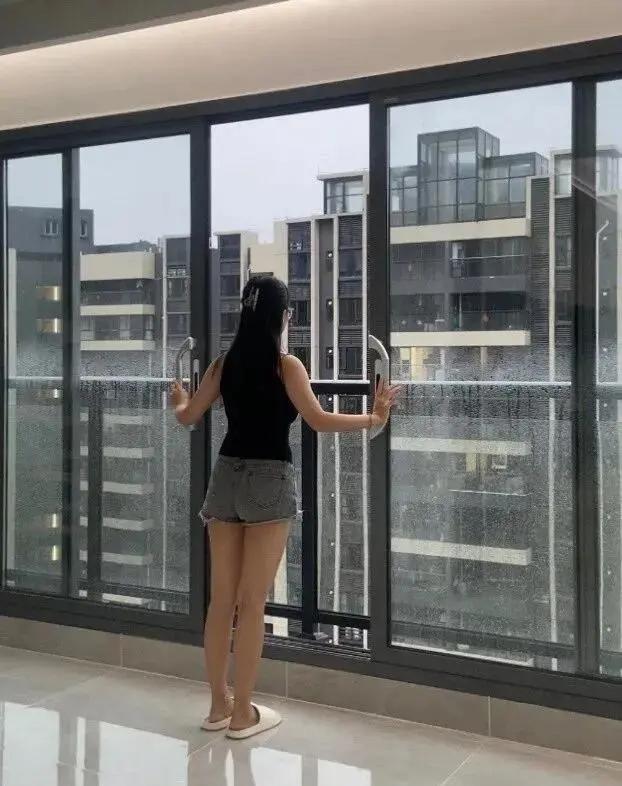 Trời c&oacute; b&atilde;o, tuyệt đối đừng đứng s&aacute;t cửa k&iacute;nh ph&ograve;ng kh&aacute;ch: Một ph&uacute;t chủ quan c&oacute; thể trả gi&aacute; rất đắt- Ảnh 5.