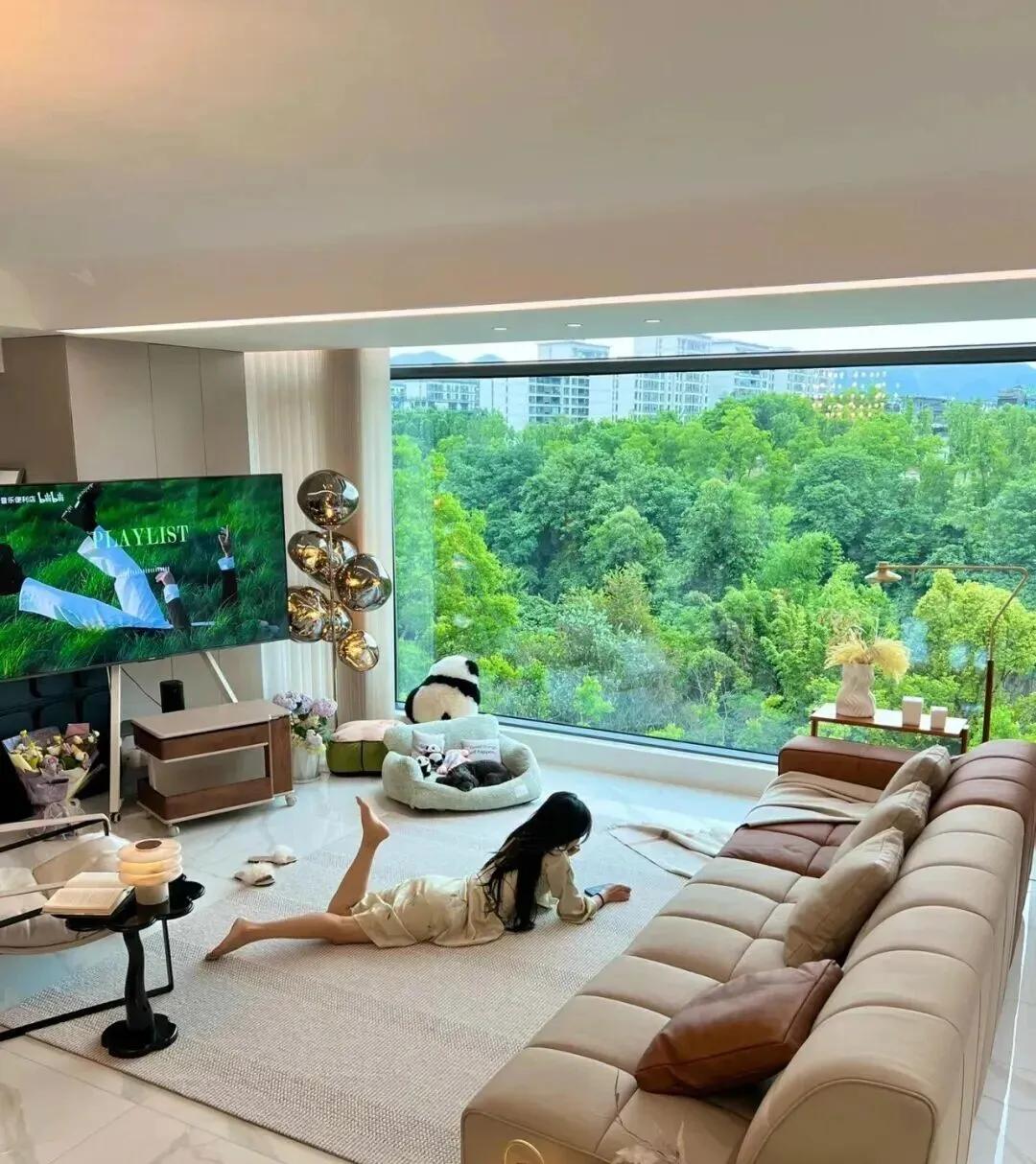 Trời c&oacute; b&atilde;o, tuyệt đối đừng đứng s&aacute;t cửa k&iacute;nh ph&ograve;ng kh&aacute;ch: Một ph&uacute;t chủ quan c&oacute; thể trả gi&aacute; rất đắt- Ảnh 1.
