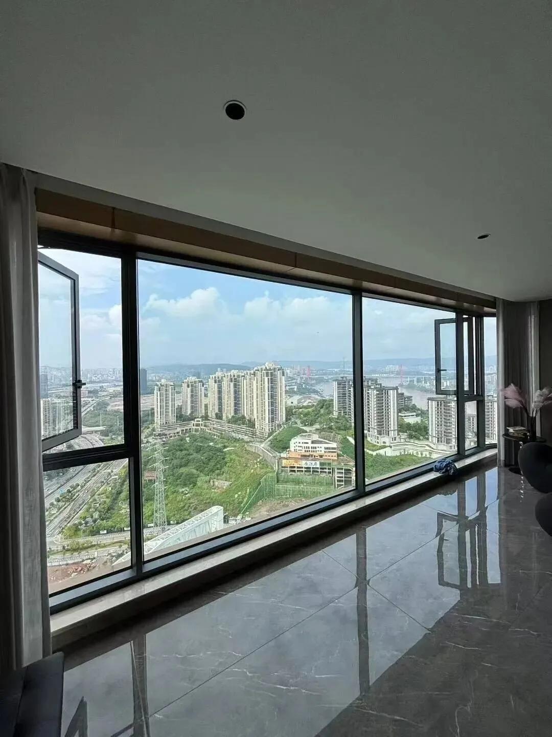 Trời c&oacute; b&atilde;o, tuyệt đối đừng đứng s&aacute;t cửa k&iacute;nh ph&ograve;ng kh&aacute;ch: Một ph&uacute;t chủ quan c&oacute; thể trả gi&aacute; rất đắt- Ảnh 2.