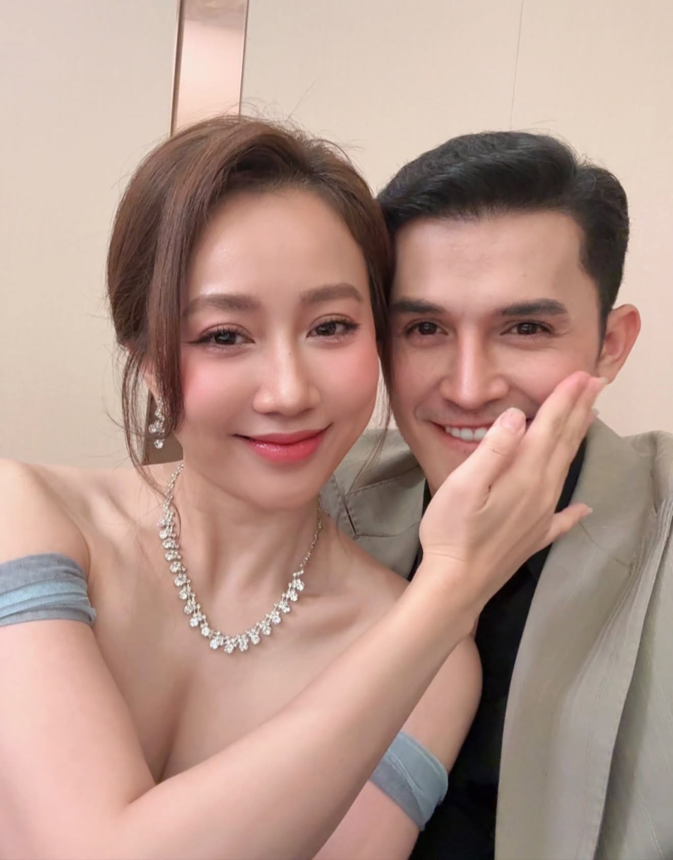 Cặp đ&ocirc;i Vbiz bị team qua đường bắt gặp hẹn h&ograve;: D&iacute;nh nhau s&aacute;t rạt, phim giả t&igrave;nh thật kh&oacute; chối c&atilde;i- Ảnh 6.