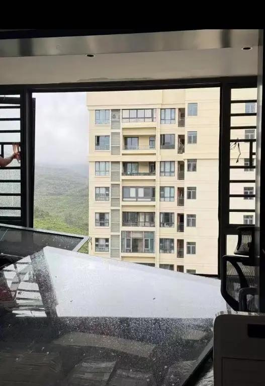 Trời c&oacute; b&atilde;o, tuyệt đối đừng đứng s&aacute;t cửa k&iacute;nh ph&ograve;ng kh&aacute;ch: Một ph&uacute;t chủ quan c&oacute; thể trả gi&aacute; rất đắt- Ảnh 3.