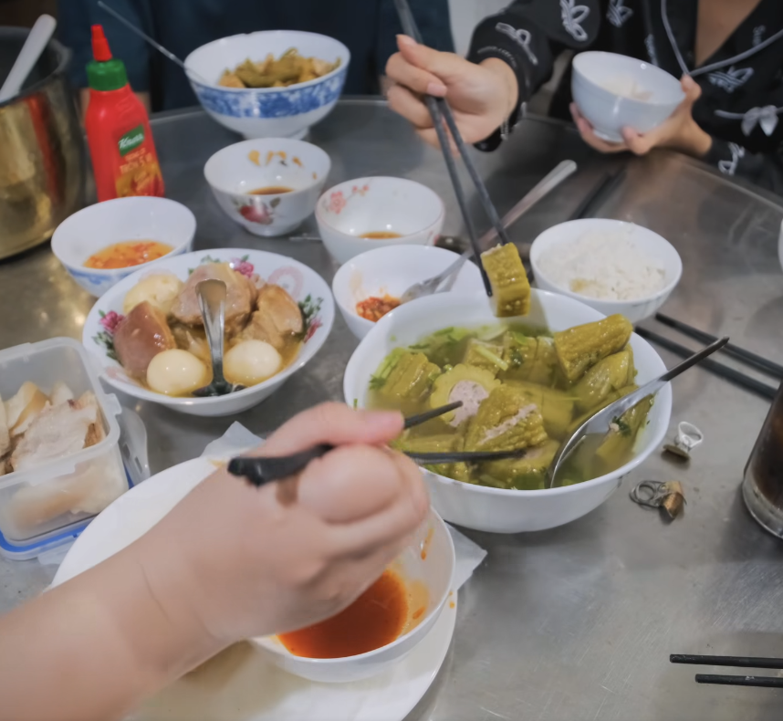 Bữa cơm nh&agrave; miền T&acirc;y mẹ nấu cho Khoai Lang Thang - Ảnh 6.