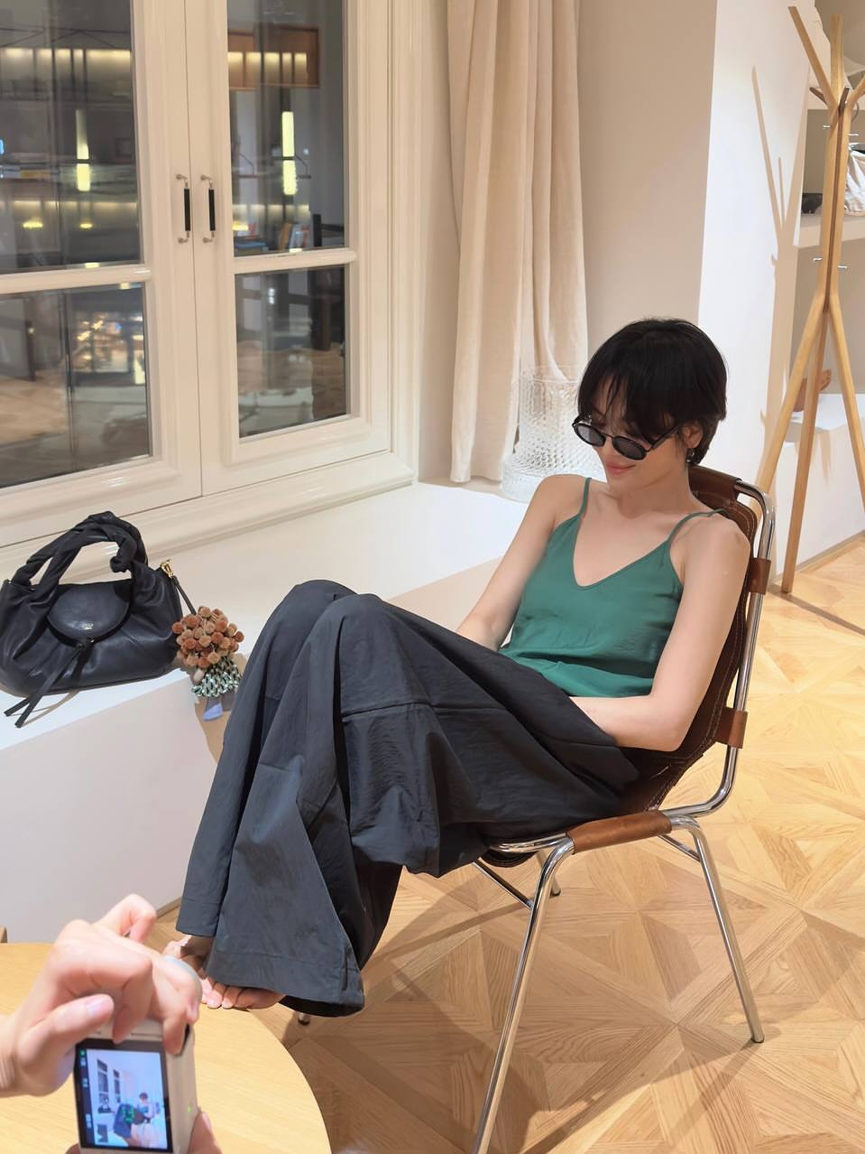 Song Hye Kyo chỉ cần 1 kiểu &aacute;o cũng đủ mặc đẹp cả h&egrave;: Style U50 đến g&aacute;i trẻ cũng phải m&ecirc;- Ảnh 5.