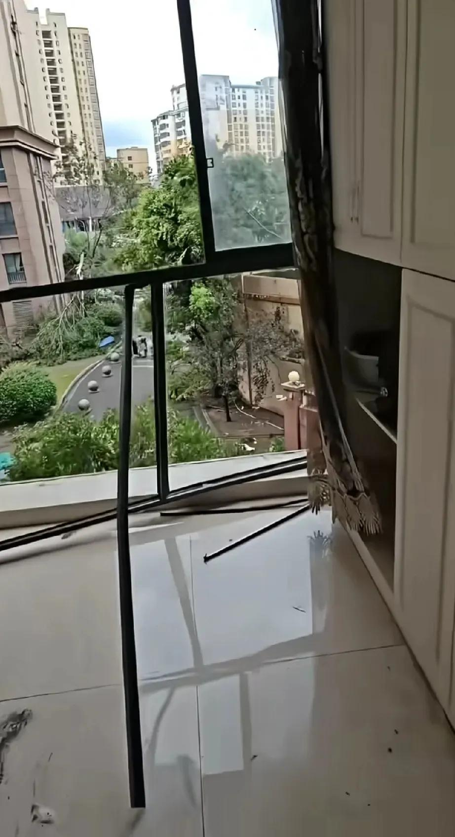 Trời c&oacute; b&atilde;o, tuyệt đối đừng đứng s&aacute;t cửa k&iacute;nh ph&ograve;ng kh&aacute;ch: Một ph&uacute;t chủ quan c&oacute; thể trả gi&aacute; rất đắt- Ảnh 4.