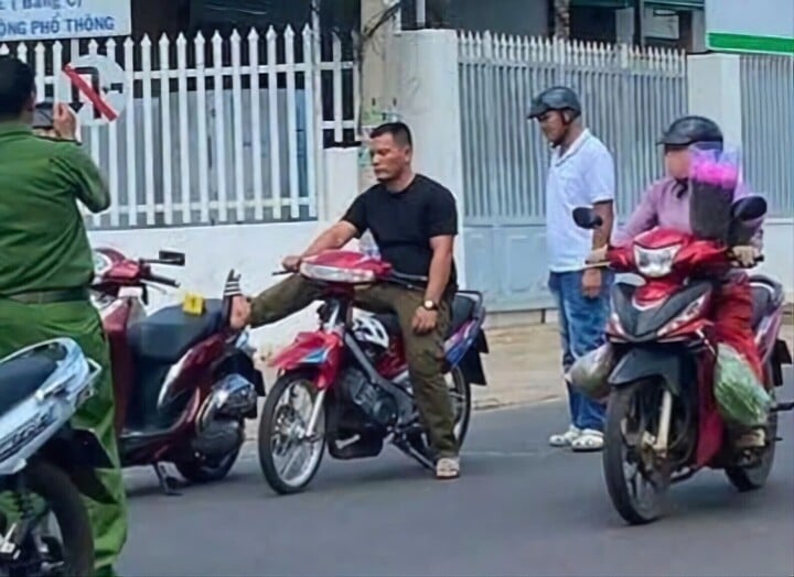 Tạm giữ h&igrave;nh sự đối tượng đạp ng&atilde; người đ&agrave;n &ocirc;ng đang chạy xe m&aacute;y ở Đắk Lắk- Ảnh 1.