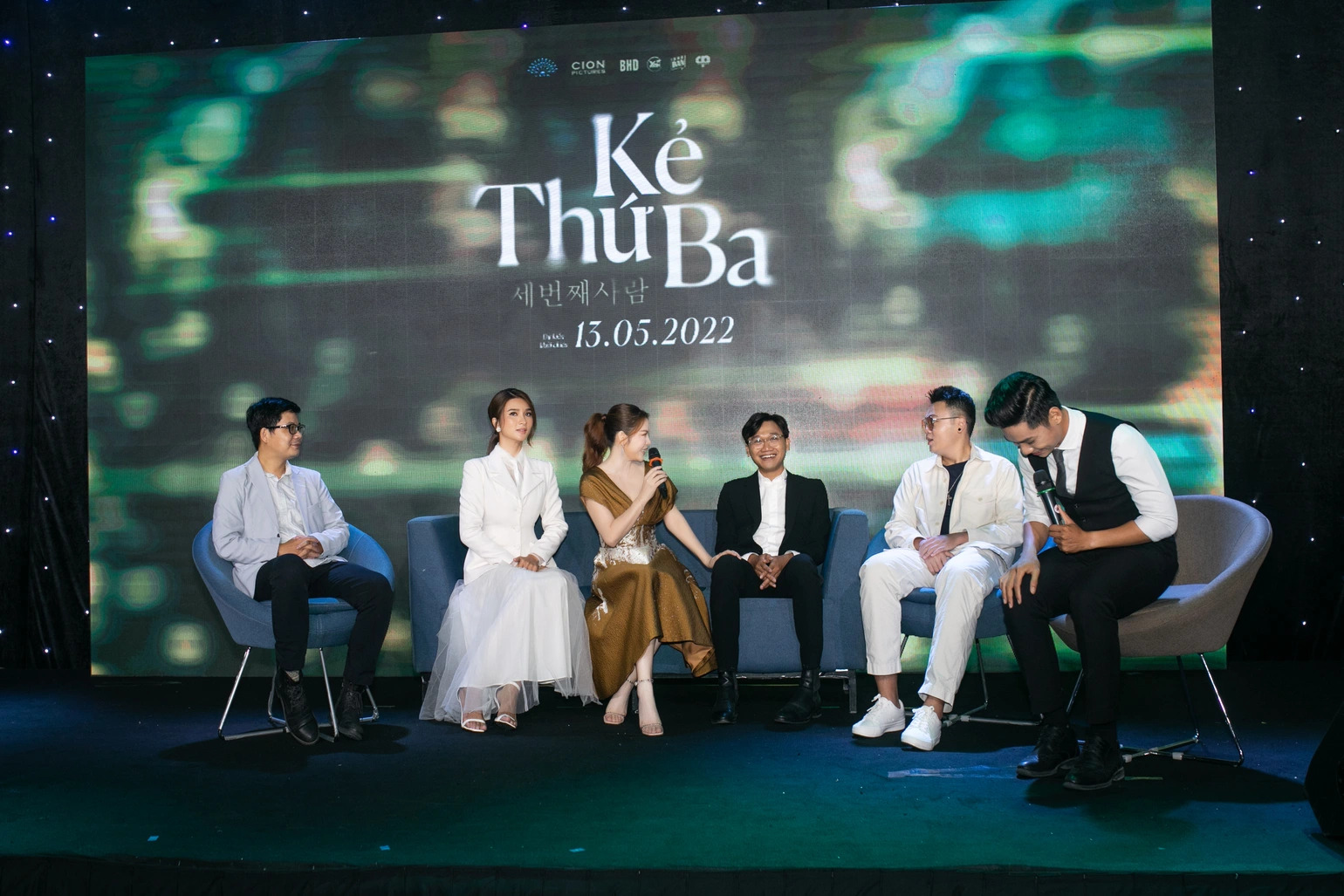 C&uacute; ng&atilde; &ecirc; chề của L&yacute; Nh&atilde; Kỳ- Ảnh 3.