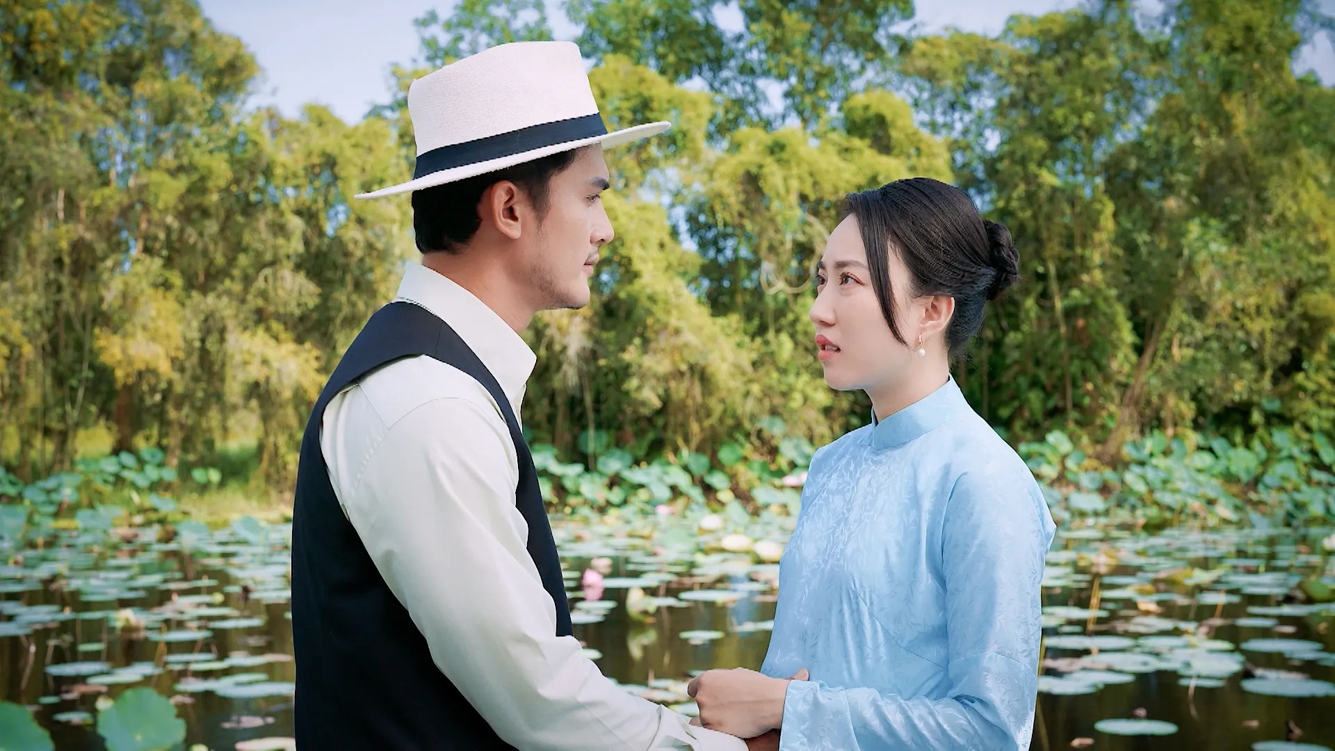 Cặp đ&ocirc;i Vbiz bị team qua đường bắt gặp hẹn h&ograve;: D&iacute;nh nhau s&aacute;t rạt, phim giả t&igrave;nh thật kh&oacute; chối c&atilde;i- Ảnh 7.
