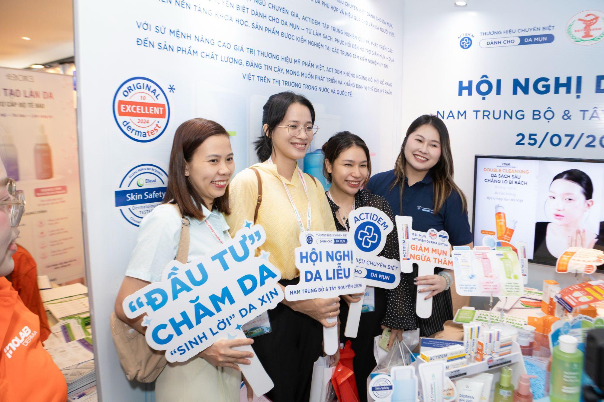 Mụn kh&ocirc;ng chỉ là c&acirc;u chuy&ecirc;̣n tu&ocirc;̉i d&acirc;̣y thì - Ảnh 2.