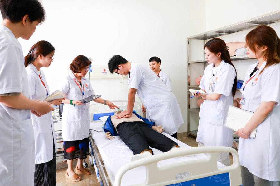 Điểm chuẩn khối ng&agrave;nh Sức khỏe cao, cơ hội n&agrave;o cho th&iacute; sinh 18 - 22 điểm - Ảnh 1.
