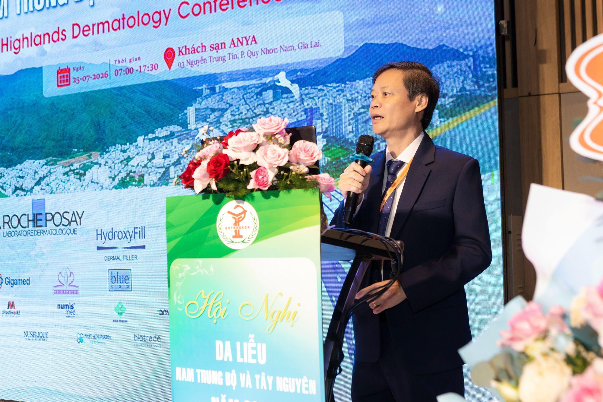 Mụn kh&ocirc;ng chỉ là c&acirc;u chuy&ecirc;̣n tu&ocirc;̉i d&acirc;̣y thì - Ảnh 4.