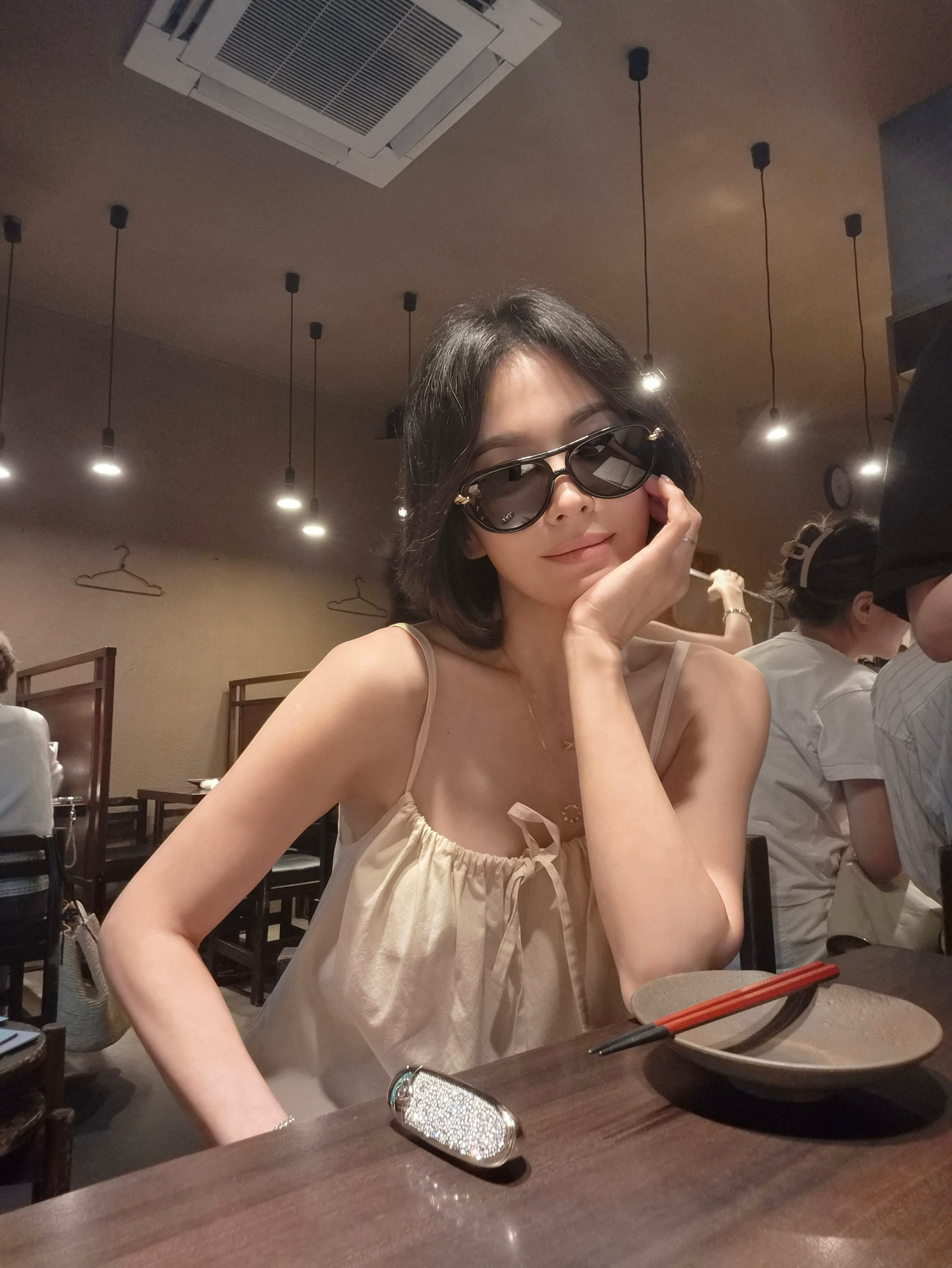 Song Hye Kyo chỉ cần 1 kiểu &aacute;o cũng đủ mặc đẹp cả h&egrave;: Style U50 đến g&aacute;i trẻ cũng phải m&ecirc;- Ảnh 3.