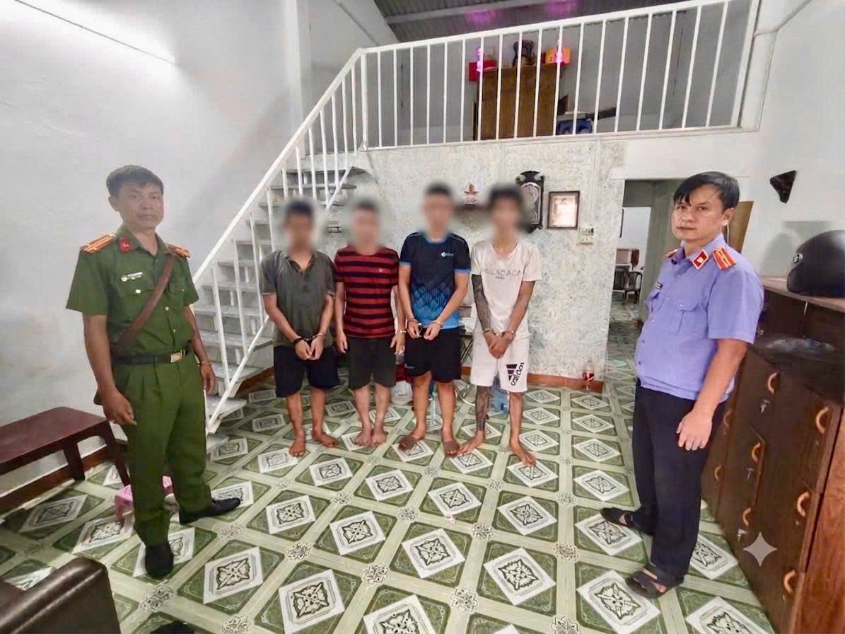 C&ocirc;ng an đồng loạt kiểm tra 293 căn hộ tại một khu chung cư l&uacute;c rạng s&aacute;ng - Ảnh 2.