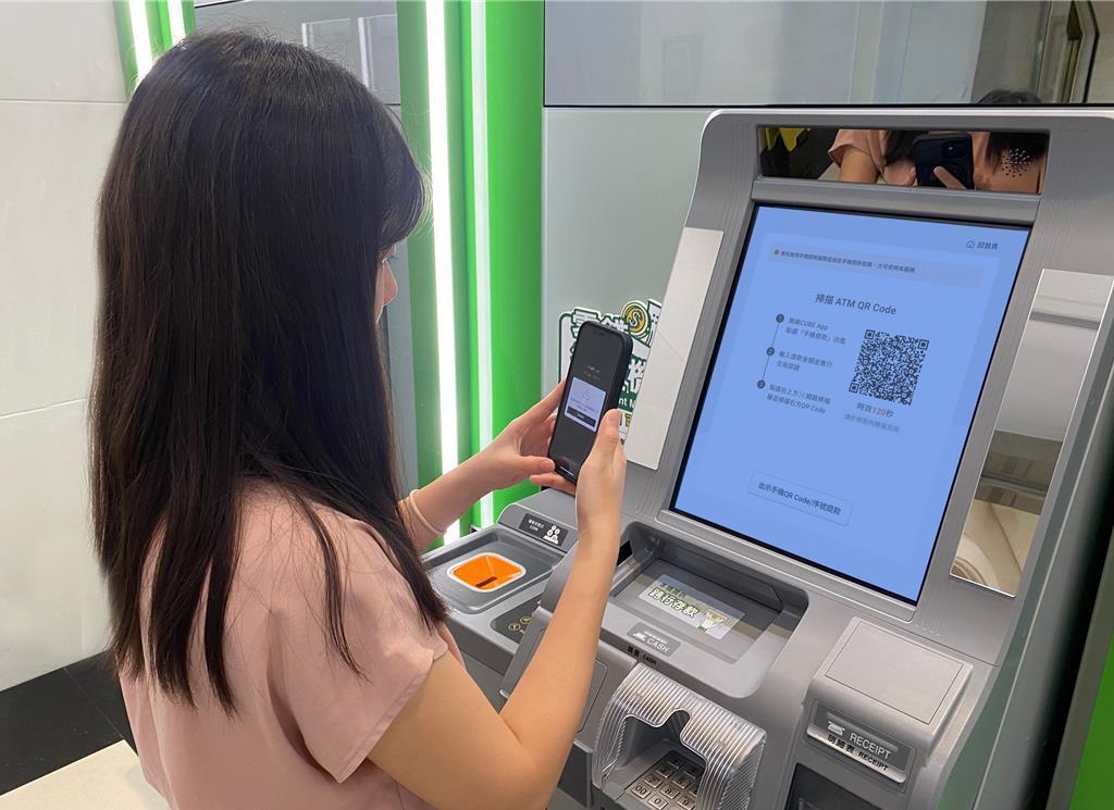 Ra ng&acirc;n h&agrave;ng r&uacute;t 1,5 tỷ đồng tiền mặt, cặp vợ chồng "lọt tầm ngắm" bị c&ocirc;ng an t&igrave;m đến tận nh&agrave;- Ảnh 1.