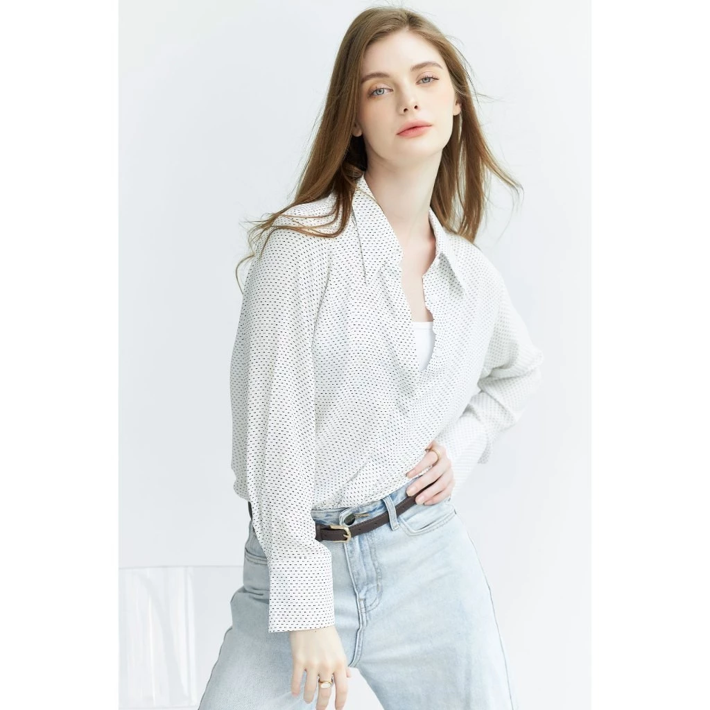 Chiếc sơ mi chấm bi đ&uacute;ng chuẩn "quiet luxury" gi&uacute;p outfit tr&ocirc;ng c&oacute; gu v&agrave; nh&igrave;n đắt tiền hơn hẳn- Ảnh 8.