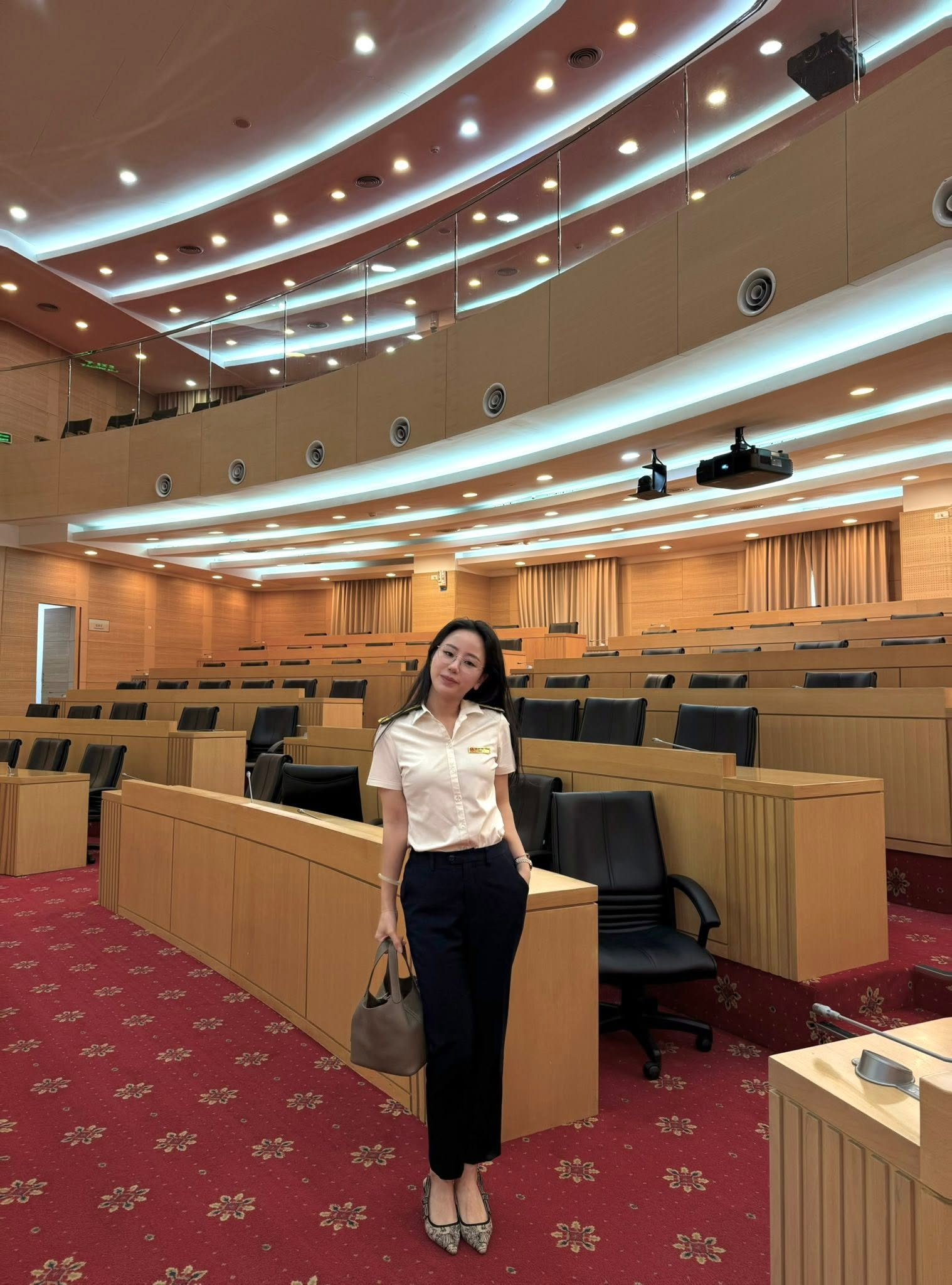 Nữ c&aacute;n bộ thuế l&agrave; tiểu thư RMIT từng quản l&yacute; kh&aacute;ch sạn gia đ&igrave;nh từ thời sinh vi&ecirc;n, kh&iacute; chất g&acirc;y ch&uacute; &yacute; tr&ecirc;n s&acirc;n golf- Ảnh 5.