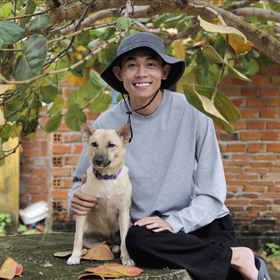 Hồng Thanh b&aacute;n hết đồ hiệu giờ chỉ mặc &aacute;o 100 ngh&igrave;n, về qu&ecirc; l&agrave;m tranh đ&iacute;nh đ&aacute; kiếm tiền mưu sinh- Ảnh 1.