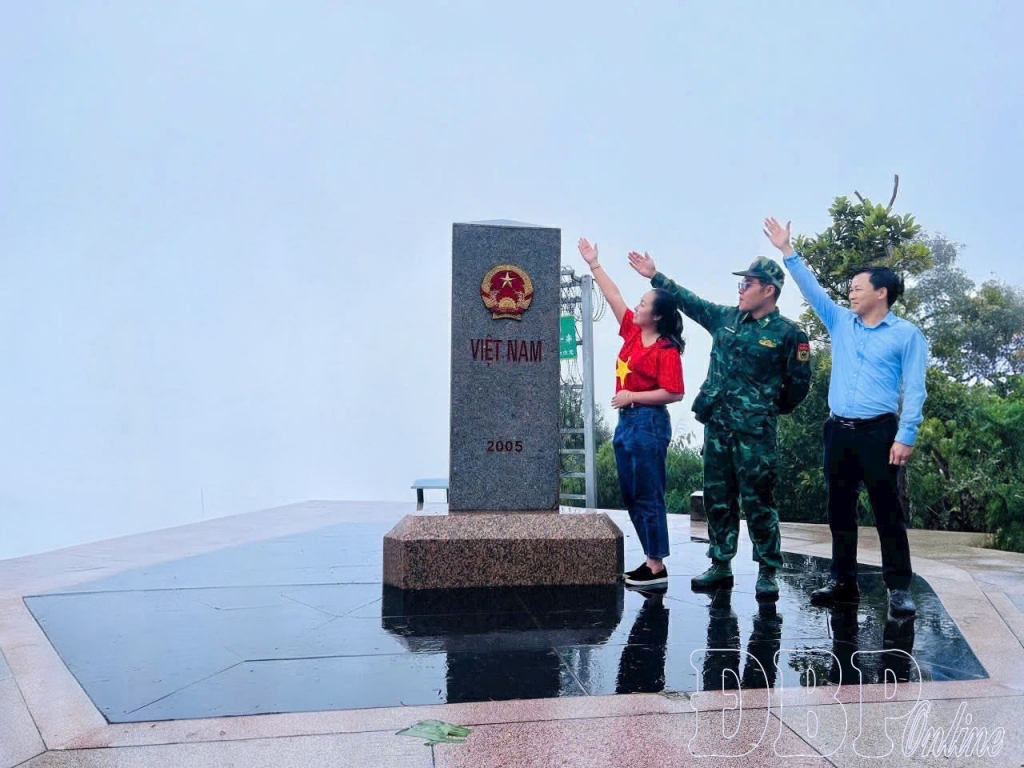 Việt Nam c&oacute; nơi "1 con g&agrave; g&aacute;y 3 nước c&ugrave;ng nghe" ở ngay miền Bắc: Nằm tr&ecirc;n độ cao 1800m, kh&ocirc;ng phải l&uacute;c n&agrave;o cũng tới được - Ảnh 3.