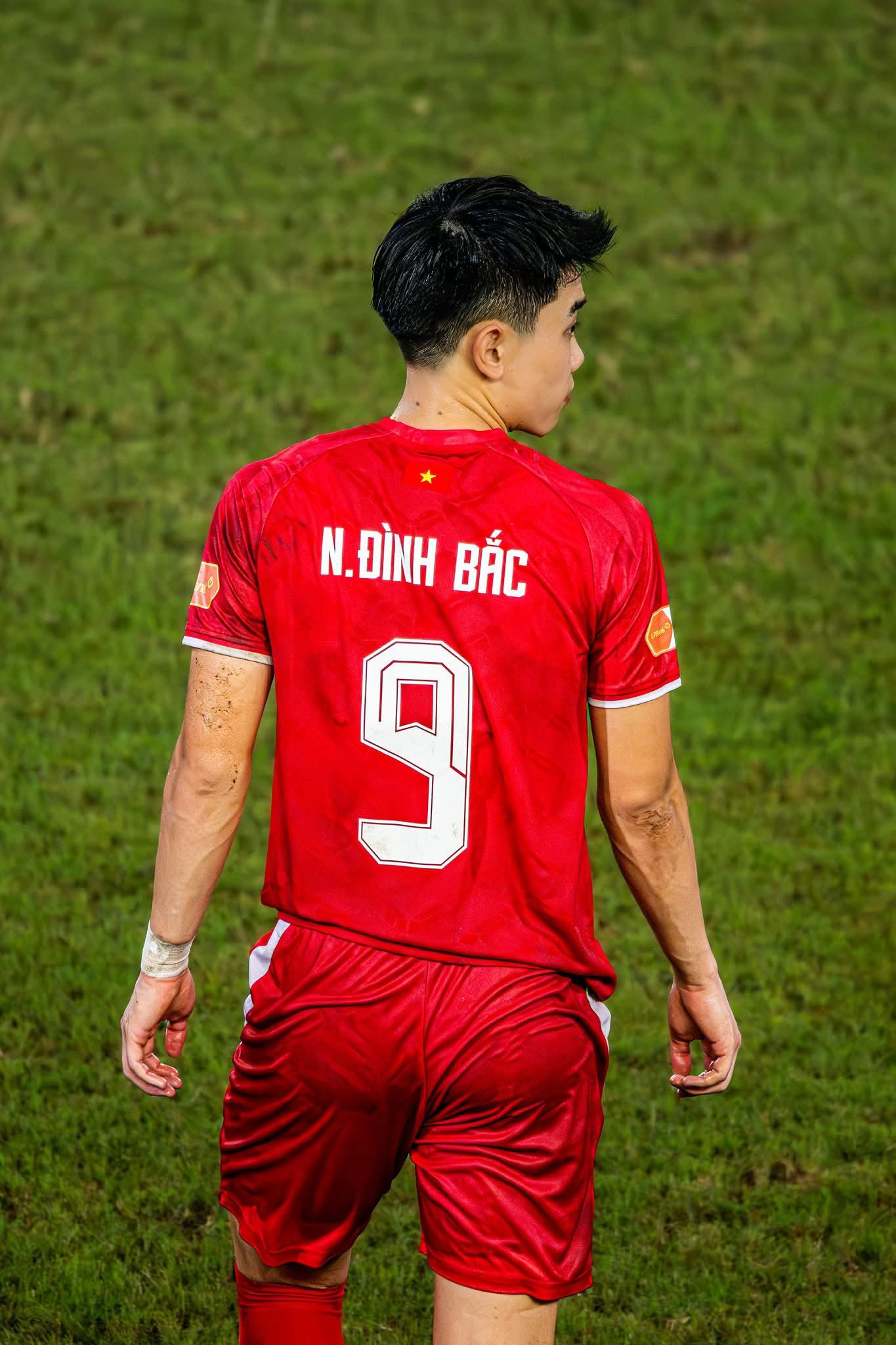 Cậu bé hồi nhỏ đen nhẻm chụp ảnh cùng Quế Ngọc Hải: Giờ thành “ngôi sao”, cứ hô tên là cả nước mong có bàn thắng- Ảnh 4.