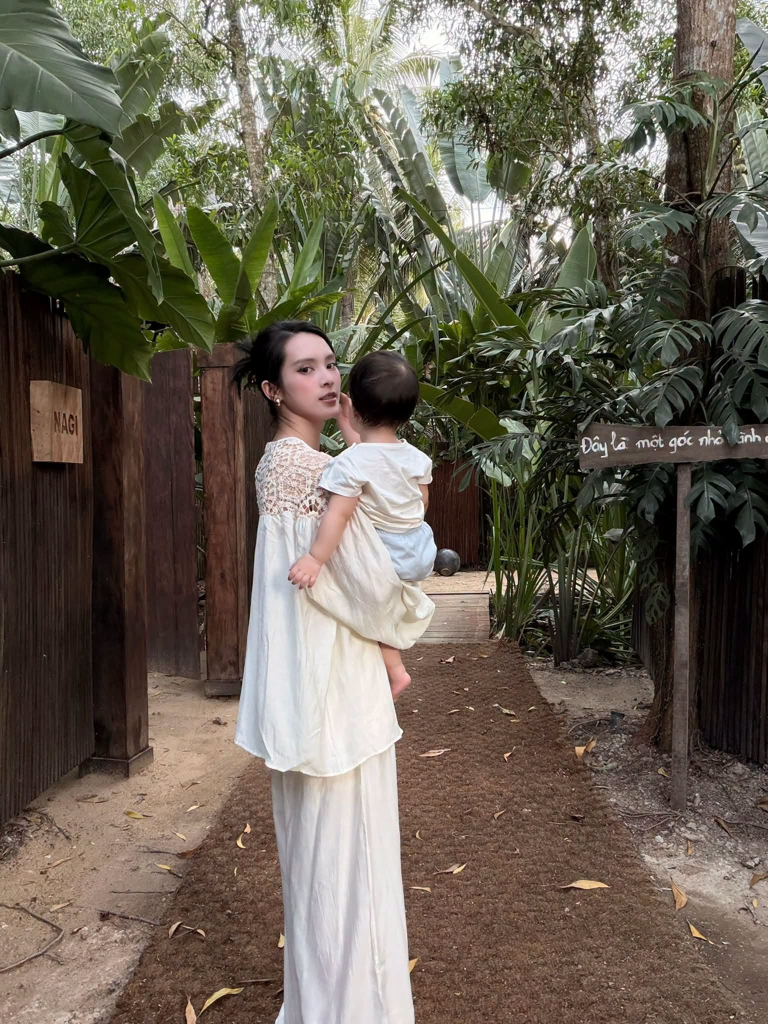 Mỹ nh&acirc;n c&oacute; con ri&ecirc;ng cưới thiếu gia miền T&acirc;y: Lộ diện sau thời gian mất h&uacute;t, đ&ocirc;i ch&acirc;n khẳng khiu g&acirc;y ch&uacute; &yacute;- Ảnh 1.