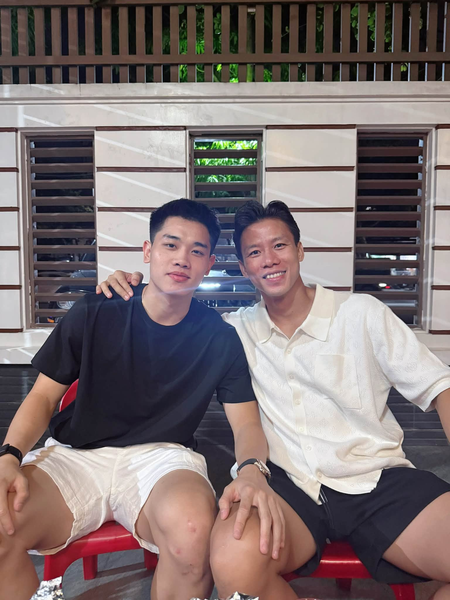 Cậu bé hồi nhỏ đen nhẻm chụp ảnh cùng Quế Ngọc Hải: Giờ thành “ngôi sao”, cứ hô tên là cả nước mong có bàn thắng- Ảnh 2.