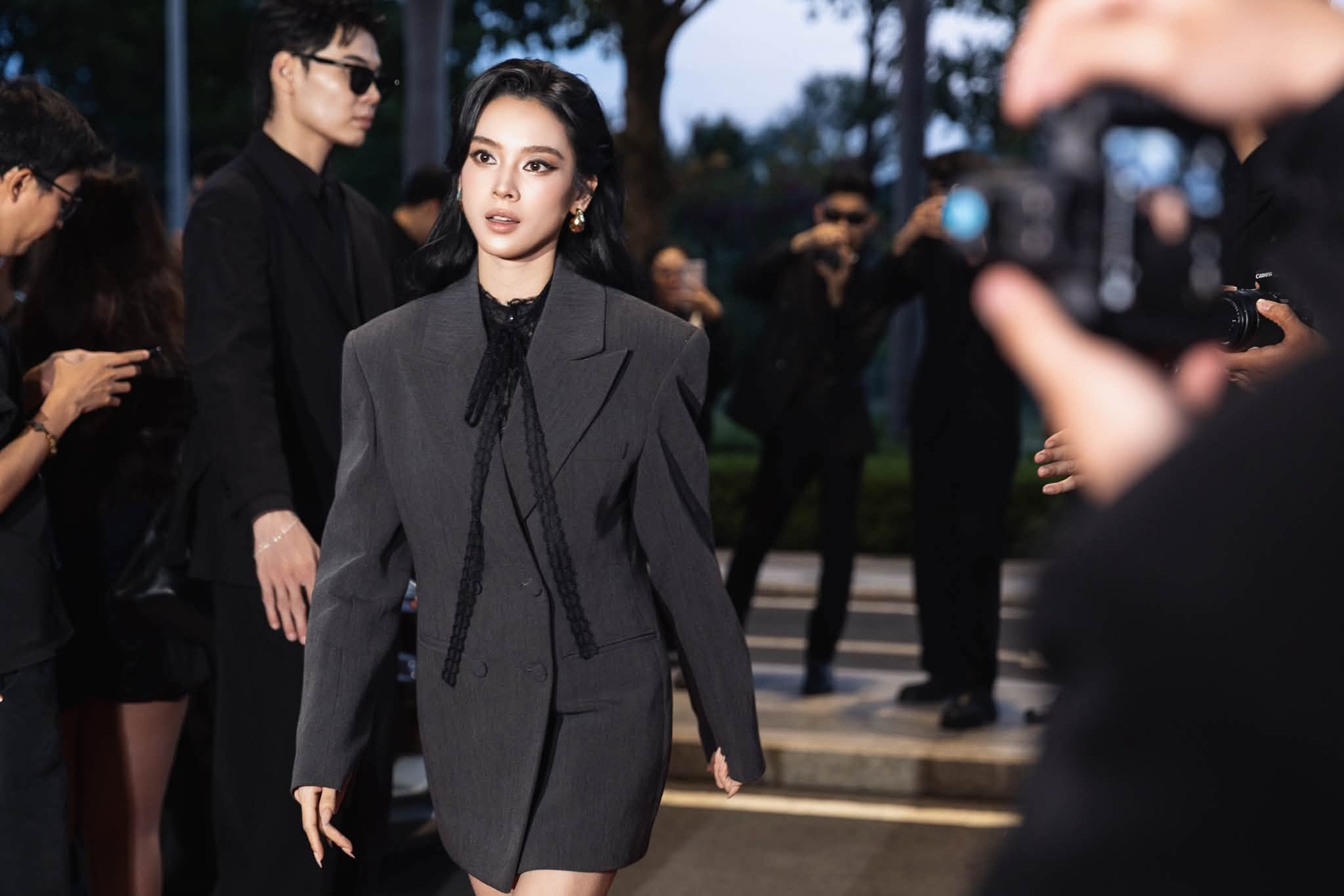 Mỹ nh&acirc;n c&oacute; con ri&ecirc;ng cưới thiếu gia miền T&acirc;y: Lộ diện sau thời gian mất h&uacute;t, đ&ocirc;i ch&acirc;n khẳng khiu g&acirc;y ch&uacute; &yacute;- Ảnh 3.