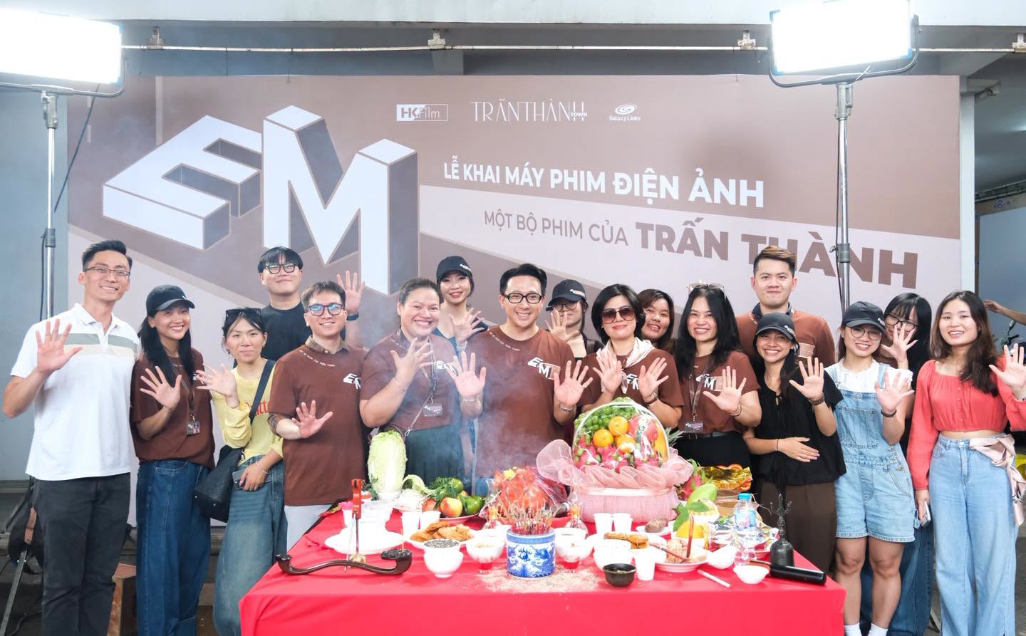 Trấn Th&agrave;nh tung ảnh phim Tết 2027 giấu mặt nam ch&iacute;nh, netizen chỉ cần soi 2 điểm l&agrave; đo&aacute;n được danh t&iacute;nh- Ảnh 6.