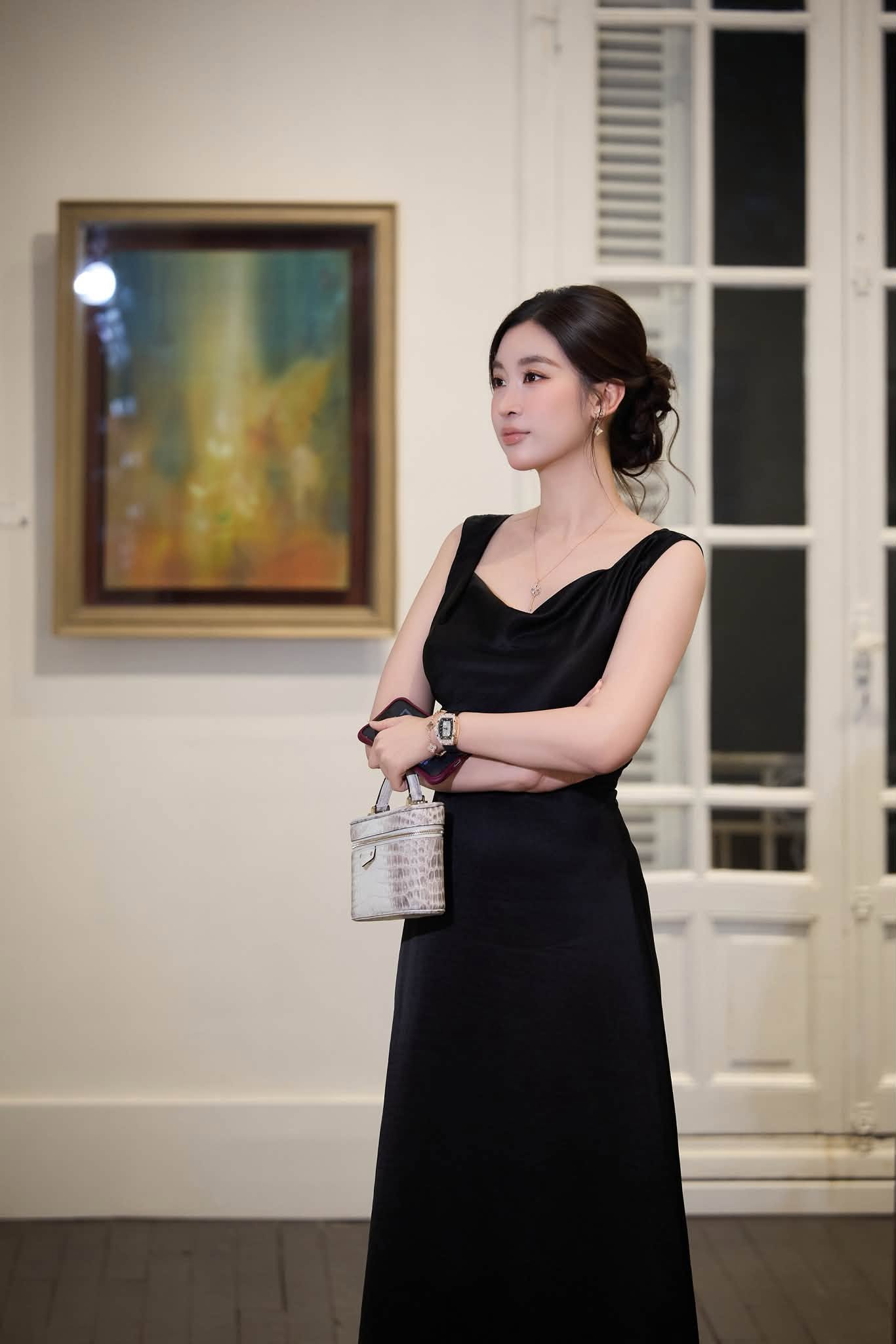 "Hoa hậu ngh&egrave;o nhất Việt Nam" đứng y&ecirc;n cũng to&aacute;t kh&iacute; chất ph&uacute; b&agrave;, visual hậu sinh con thứ 2 g&acirc;y ch&uacute; &yacute;- Ảnh 2.