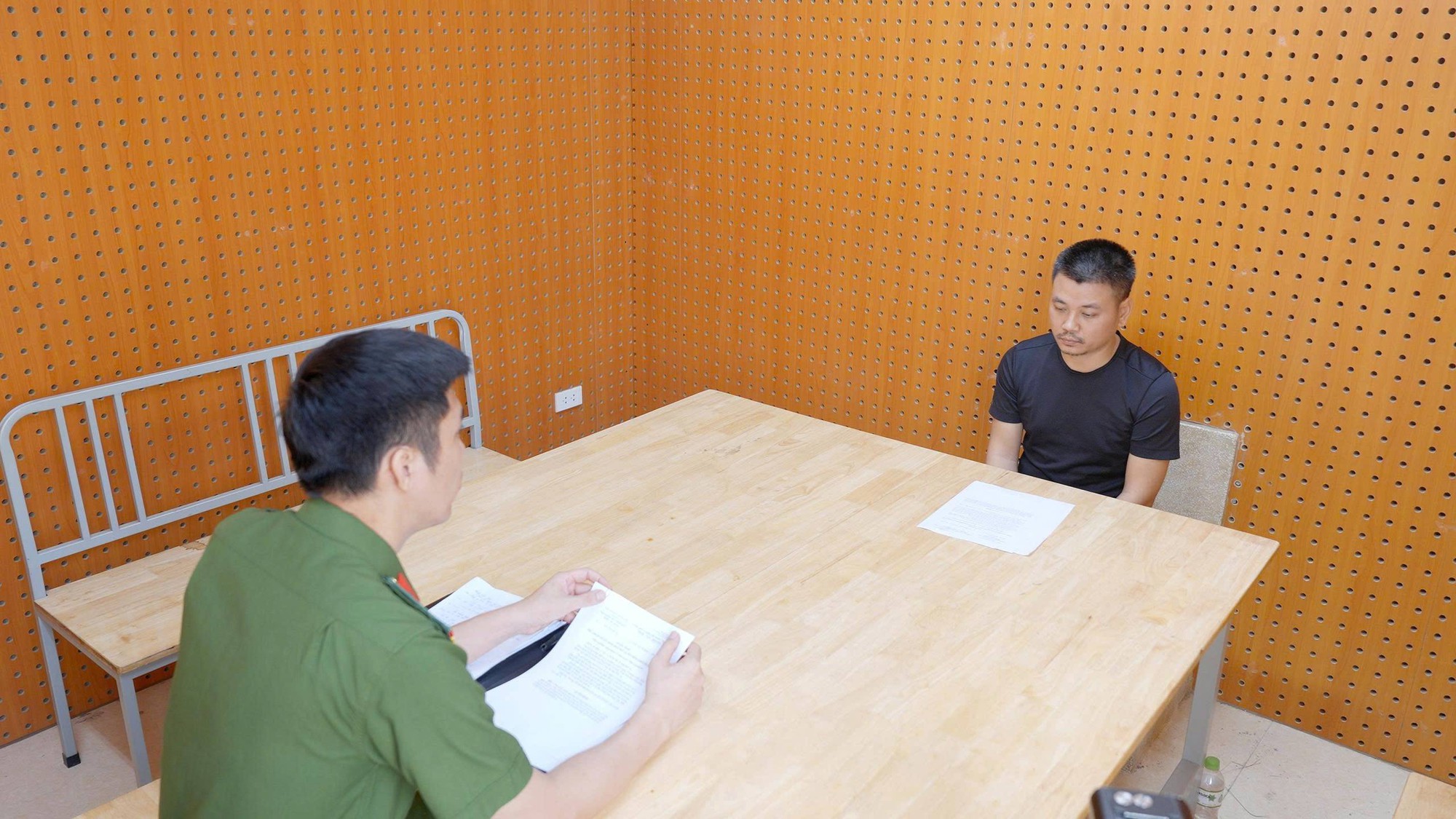 Kh&aacute;m x&eacute;t khẩn cấp, bắt Ph&ugrave;ng Hồng Huệ SN 1998 v&agrave; 11 người li&ecirc;n quan 120 tỷ đồng tiền b&aacute;n thuốc sinh l&yacute; nam - Ảnh 4.