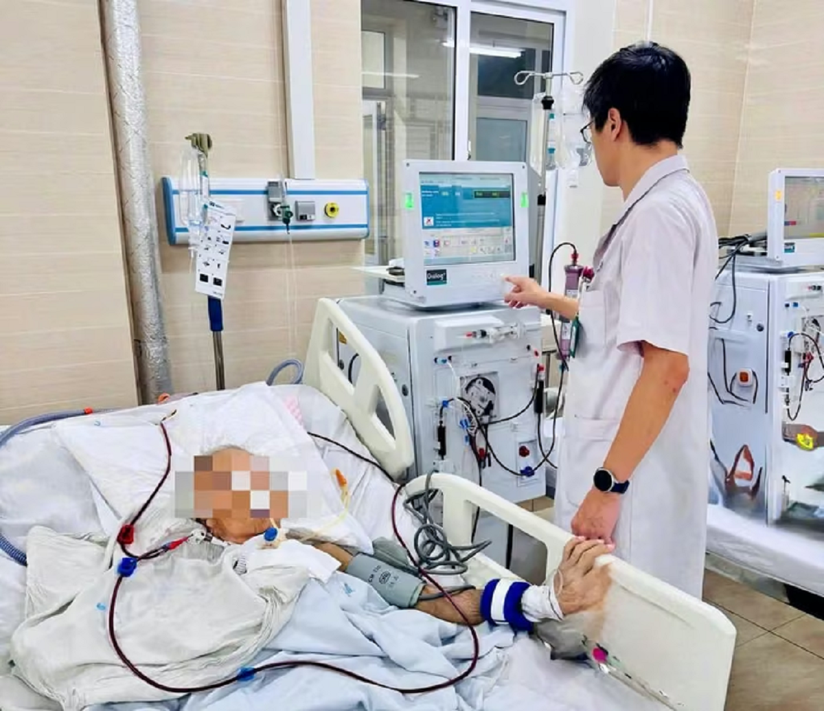 Ăn chuối mỗi ng&agrave;y, người đ&agrave;n &ocirc;ng 60 tuổi bất ngờ khi đi kh&aacute;m - Ảnh 1.