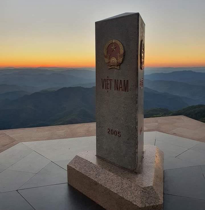Việt Nam c&oacute; nơi "1 con g&agrave; g&aacute;y 3 nước c&ugrave;ng nghe" ở ngay miền Bắc: Nằm tr&ecirc;n độ cao 1800m, kh&ocirc;ng phải l&uacute;c n&agrave;o cũng tới được - Ảnh 1.