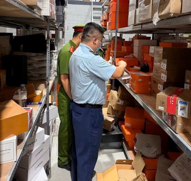 Kiểm tra chợ Ninh Hiệp, c&ocirc;ng an khởi tố chủ shop Nguyễn Thị Hương SN 1985- Ảnh 1.
