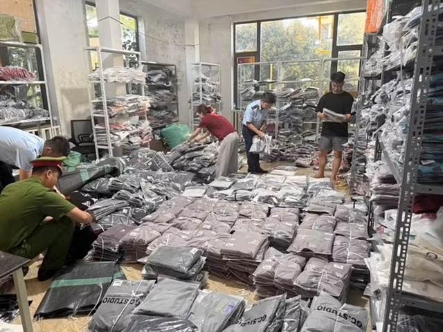 Kiểm tra chợ Ninh Hiệp, c&ocirc;ng an khởi tố chủ shop Nguyễn Thị Hương SN 1985- Ảnh 2.